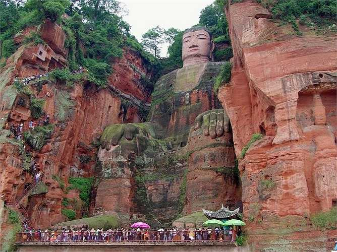 Tượng Lạc Sơn Đại Phật cao 71 mét được tạc trên sườn đồi Xijuo Peak, nhìn ra ba con sông lớn của Trung Quốc và đã được UNESCO công nhận là di sản thế giới.