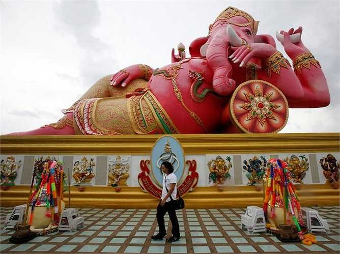Tại đền Rattanaram ở Chachoengsao cách Bangkok 45 phút có tượng thần voi Ganesha. Bức tượng có màu hồng đặc trưng của phúc thần Ganesha và cao 16m, dài 22m .