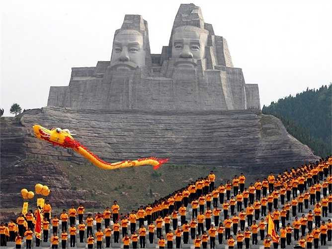 Tượng tạc mang tên 'Hoàng đế Yan và Huang' nằm ở tỉnh Hà Nam miền Trung Trung Quốc, cao hơn 105 mét và là một trong 6 bức tượng cao nhất trên thế giới.