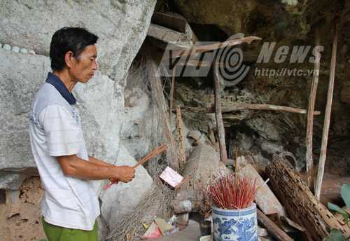 Ông Chiển khấn vái cẩn thận mỗi khi thám hiểm hang mộ