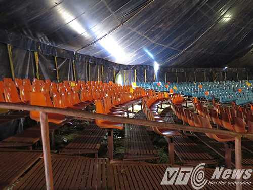 Khu vực khán đài bị sập đổ đêm diễn tối 5/8 - Ảnh MK
