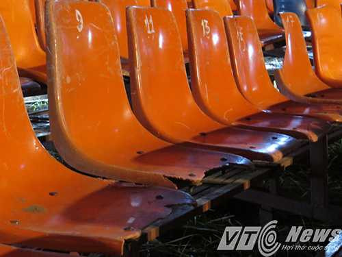 Được ghi trên vé là: Rạp tròn, chuyên nghiệp, khổng lồ, lớn nhất Đông Nam Á, tuy nhiên rất nhiều ghế ngồi trong tình trạng bị xứt mẻ, gãy - Ảnh MK