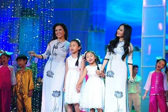 Ba chị em đều được thừa hưởng dòng máu yêu ca hát từ gia đình và được nuôi dưỡng niềm đam mê từ nhỏ. 