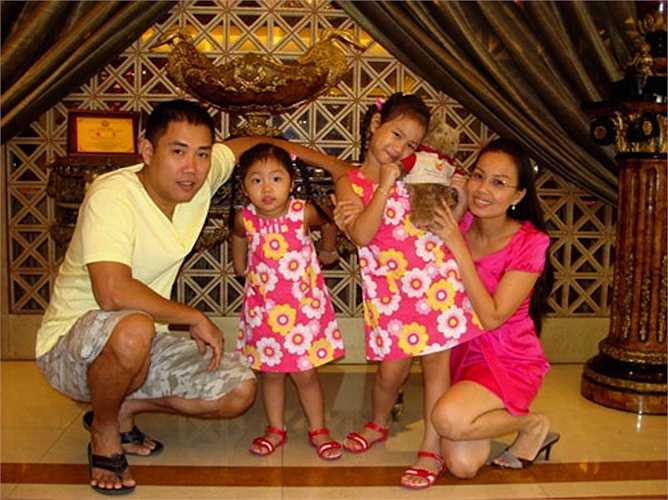 Chồng Cẩm Ly là nhạc sỹ Minh Vy, chủ của Kim Lợi Studio, một trong những hãng đĩa đầu tiên và danh tiếng nhất Sài Gòn. Hiện tại, gia đình cô đang sống trong một căn hộ xa hoa hơn 1 triệu đô tại quận 7. 