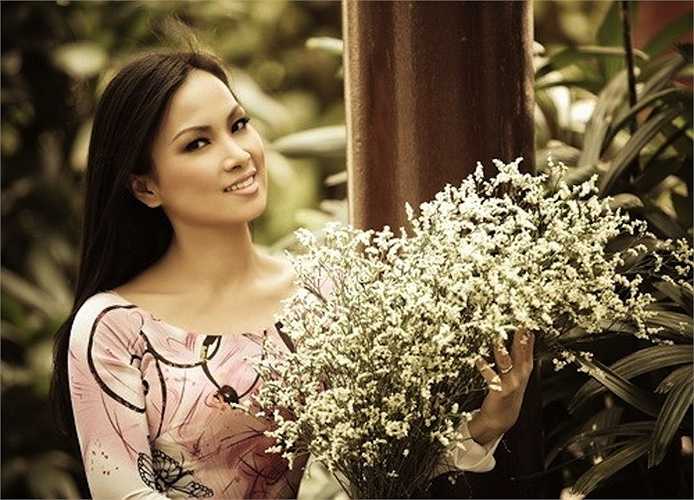 Mặc dù sở hữu nhan sắc cùng giọng hát nổi trội hơn Cẩm Ly và Minh Tuyết nhưng Hà Phương được giới truyền thông nhắc đến nhiều trong vai trò phu nhân của tỷ phú Mỹ gốc Việt, Chính Chu 