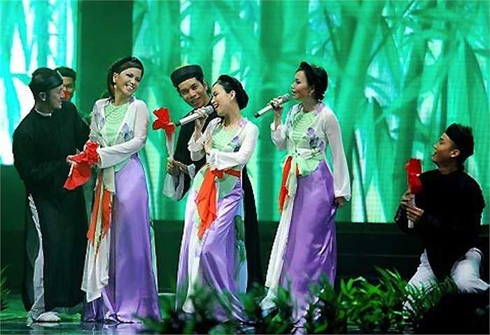 Cuộc hôn nhân viên mãn và khiến nhiều người ngưỡi mộ của ca sỹ 'Hoa cau vườn trầu' được báo giới khá chăm chút thời điểm đó. 