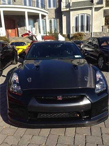 Nên việc cô ở tại các căn hộ penthouse đắt giá nhất nước Mỹ hay đi diễn bằng phi cơ riêng, cùng dàn siêu xe không thiếu một chiếc xe đắt tiền nào trên thế giới là chuyện không quá khó khăn với Hà Phương.