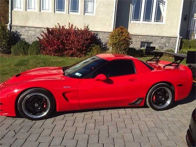 Năm 2007, cặp vợ chồng tỷ phú này làm báo chí Mỹ xôn xao khi chi 33,5 triệu đô la để mua lại toàn bộ tầng 89 và một nửa tầng 90 của tòa tháp Trump World Tower. Căn penthouse rộng gần 1.400 m2 này gồm 34 phòng trong đó có 12 phòng ngủ và 16 phòng tắm. 