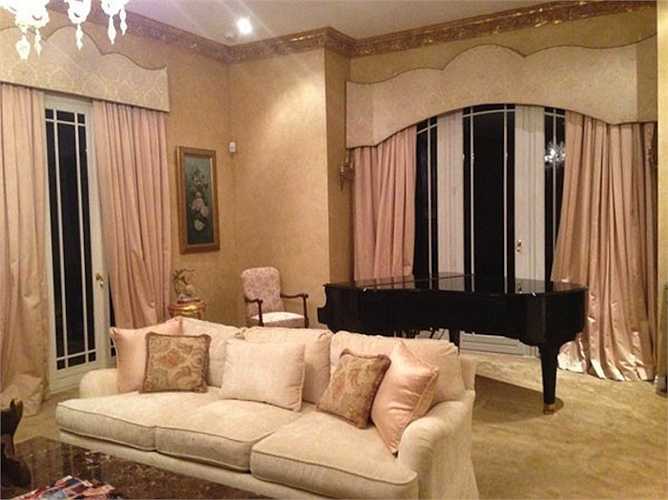 Căn hộ cô ở cũng có nội thất vô cùng xa hoa.