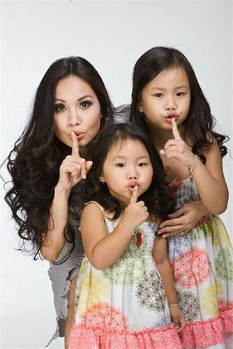 Cẩm Ly đi theo con đường một ca sỹ nhạc Pop thời kỳ đầu và khéo léo, nhanh gọn chuyển sang dòng nhạc quê hương và có danh tiếng tại Việt Nam 