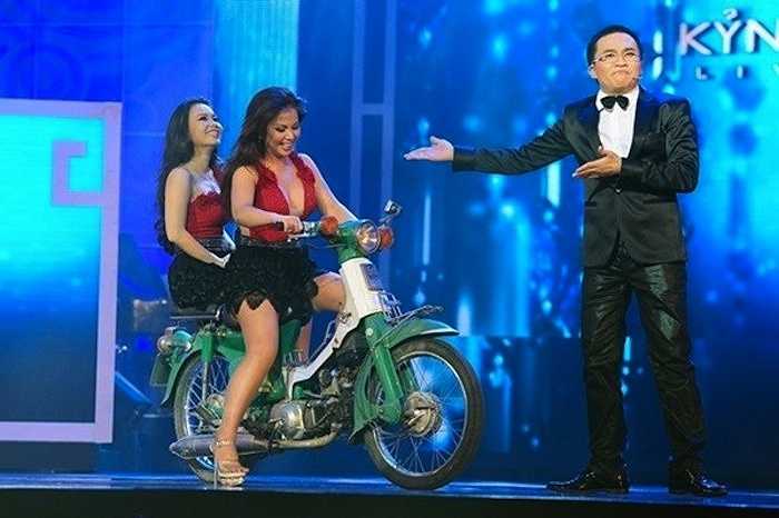 Cô hát không quá xuất sắc, ngoại hình cũng trung bình, nhưng Cẩm Ly trở thành ca sỹ hạng A trong giới ca sỹ nữ, và cô cùng Đan Trường trở thành cặp đôi ăn khách nhất khi ở thời đỉnh cao. 