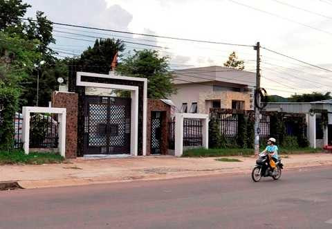 Cổng và tường chính ngôi biệt thự được che kín