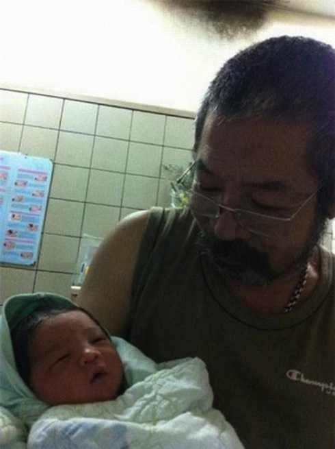 Cảnh người cha già ôm đứa con thơ trong lòng khiến không ít người thấy ngưỡng mộ.