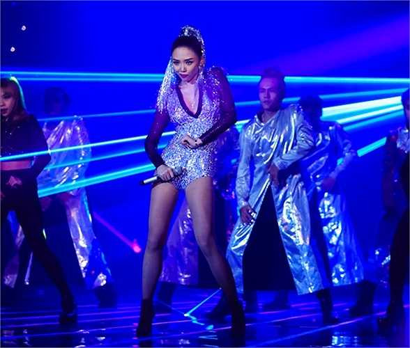 Tóc Tiên cũng chọn cho mình phong cách gợi cảm trên sân khấu 