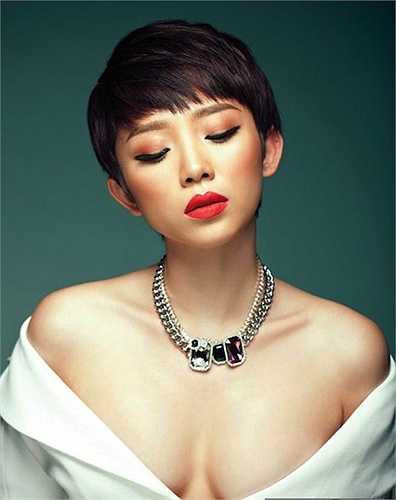 Các mẫu váy cúp ngực, cắt xẻ khoe vòng một được người đẹp chuộng để khoe lợi thế hình thể. 