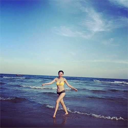 Nữ ca sỹ Ngày Mai khoe cơ thể tràn đầy sức sống trong bộ bikini gợi cảm. 