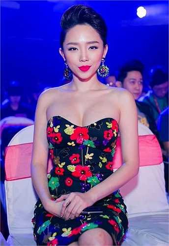 Phong cách gợi cảm Tóc Tiên theo đuổi rất chừng mực, hiện đại. 