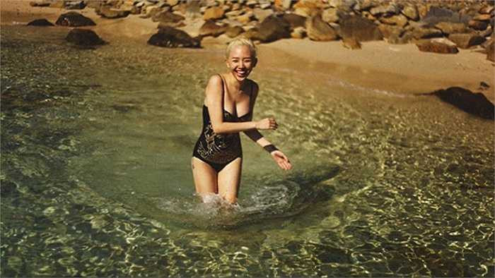 Nhiều fan đã quen với phong cách nhí nhảnh, ngây thơ của 'cô bé tóc xù' nên khó chấp nhận sự lột xác như vậy. 