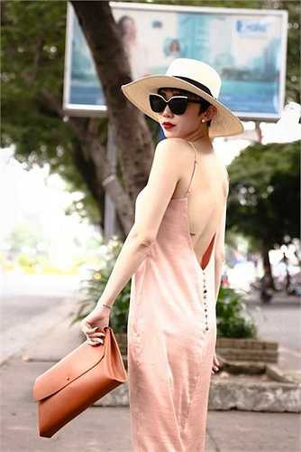 Nhưng dần dần, phong cách gợi cảm nhưng chừng mực cùng lối sống sạch, không scandal của Tóc Tiên đã chinh phục được khán giả. Nhắc đến Tóc Tiên, khán giả sẽ nghĩ ngay đến hình ảnh một nữ ca sỹ gợi cảm, cá tính. 