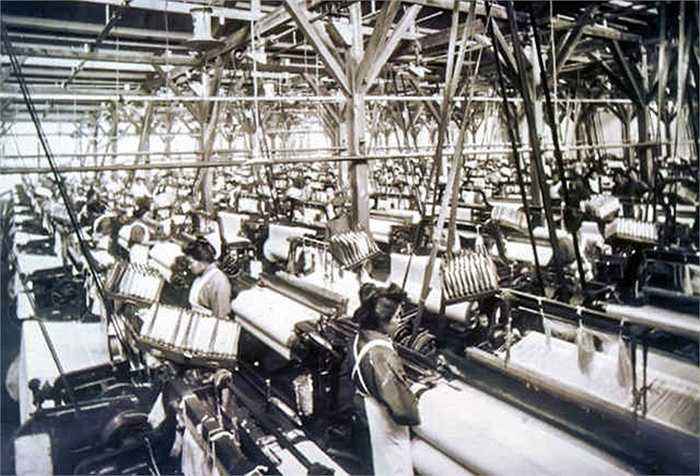 Sakichi Toyoda (cha của Kiichiro) là nhà phát minh ra khung dệt công nghiệp ở Nhật. Trở lại cuối những năm 1800, ông Sakichi đã có hàng chục bằng sáng chế làm thay đổi ngành công nghiệp dệt may, bao gồm cả khung cửi bằng điện đầu tiên ở Nhật Bản.