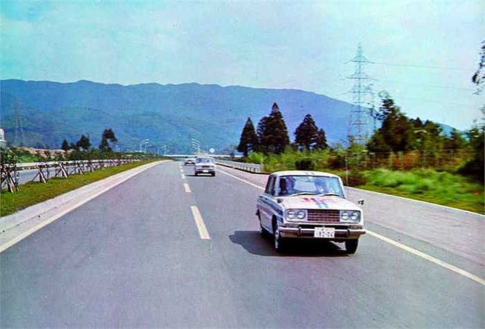 Toyota tổ chức chạy xe hơi việt dã đầu tiên ở Nhật bằng cách thi lái xe 160.000 km liên tục. Sau khi công bố chiến thắng của chiếc xe Corona, chiến dịch quảng bá diễn ra từ Osaka tới Nagoya.