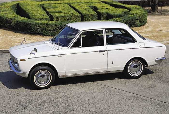 Corolla là chiếc xe sedan thể thao đầu tiên của hãng năm 1960. Nổi bật với hệ thống treo trước thanh chống giống với những chiếc sedan thể thao từ châu Âu. Trong 3 năm, Toyota đã sản xuất 250.000 chiếc xe.