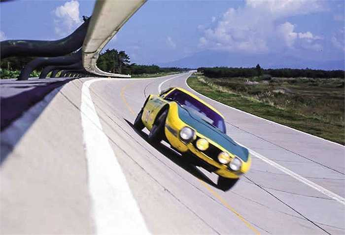 Năm 1963, chiếc xe thể thao 2000GT đầu tiên của Toyota tham dự giải đua F1. 