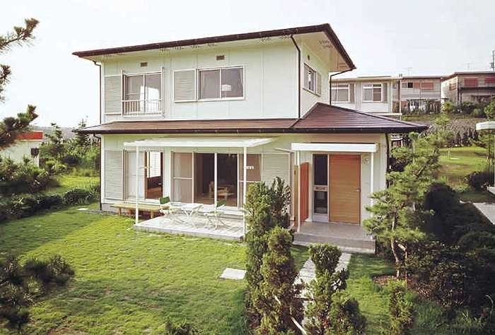 Toyota lấn sang lĩnh vực bất động sản từ những năm 1960. Đến nay, Toyota sở hữu khu bất động sản lớn nhất khu vực 3 tỉnh miền Trung Nhật Bản.