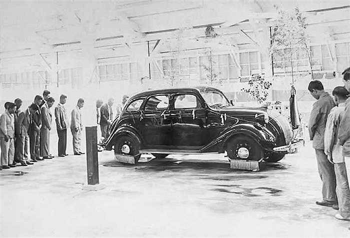 Mẫu xe thế hệ tiếp theo Model A1 - Chrysler. Kiichiro Toyoda đã chọn phong cách thiết kế thân xe theo kiểu Chrysler DeSoto, một phong cách sedan khá thời thượng ở Mỹ hồi đó