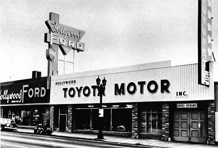 Toyota Jeeps đầu tiên được sản xuất để phục vụ cho chính phủ Mỹ chứ không phải thị trường Nhật. Khi chiến tranh Triều Tiên bùng nổ, chính phủ Mỹ yêu cầu đặt hàng 100 chiếc xe Jeep từ Toyota.