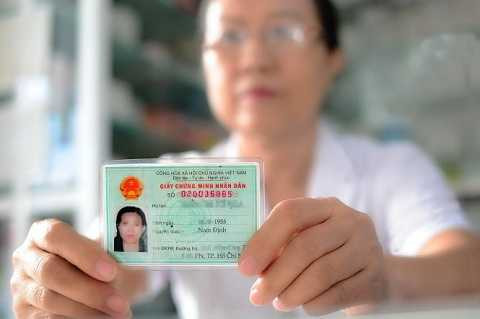 Bà T.T.T.N. (ngụ tại Q.Phú Nhuận, TP.HCM) có số CMND 020036885 trùng với số của ông B.N.T. (ngụ tại Q.11) - Ảnh: T.T.D.