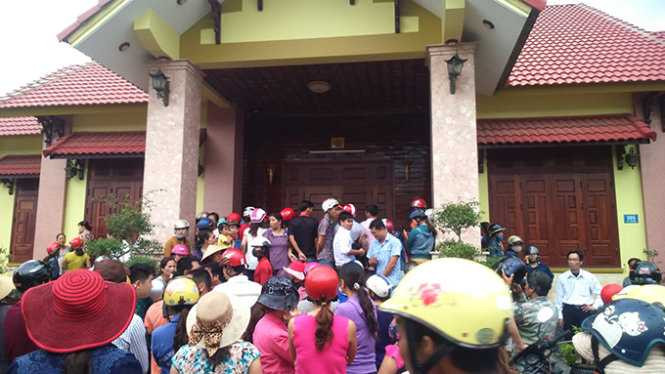 Hàng trăm người dân vây quanh ngôi nhà của hai nạn nhân vừa bị giết chiều 7/8.