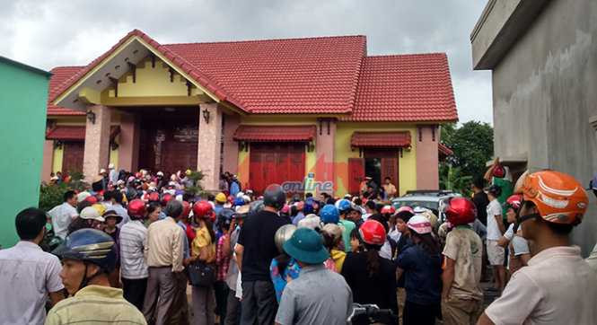 Hàng trăm người hiếu kỳ theo dõi vụ việc.