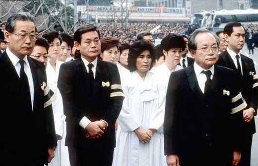 Thế hệ thứ 2 của Tập đoàn Samsung trong đám tang của ông Lee Byung-chun. (Từ trái sang