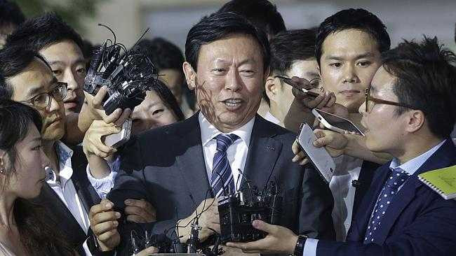 Shin Dong Bin đã mạo danh quyền thừa kế để lật đổ cha và hất cẳng anh trai mình ra khỏi Tập đoàn Lotte