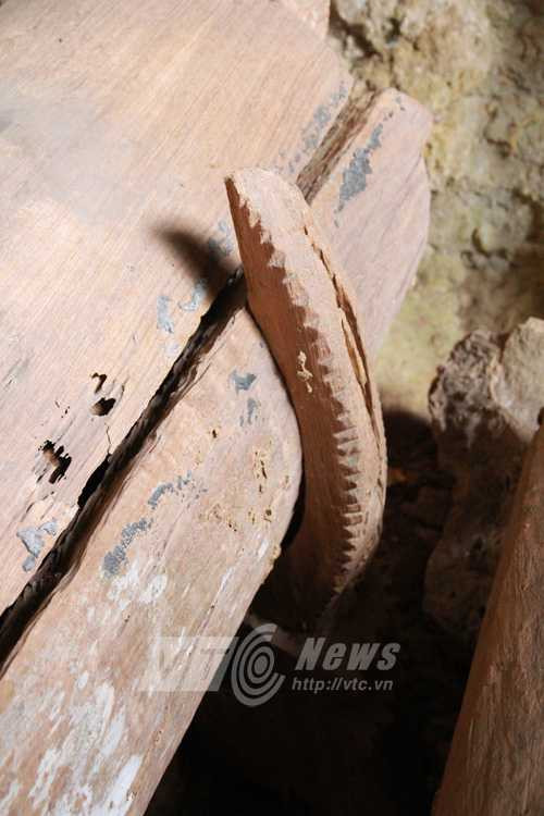 Gỗ đinh thối được đẽo hình sừng trâu để gác quan tài Gỗ đinh thối được đẽo hình sừng trâu để gác quan tài