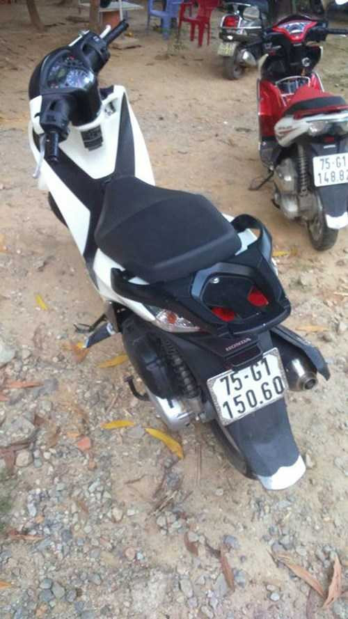 Sau khi bị truy đuổi và dùng súng chống trả, đối tượng bỏ lại chiếc xe SH rồi bỏ chạy.