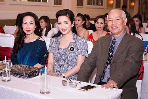 Giáng My sành điệu ra phố, Lệ Quyên ma mị với ảnh đen trắng