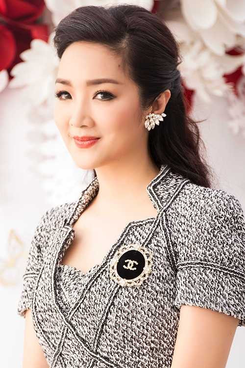 Giáng My sành điệu ra phố, Lệ Quyên ma mị với ảnh đen trắng