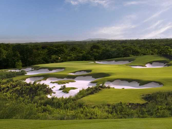 Điểm nhấn của Mission Hills là sân golf Blackstone với tổng chiều dài 7.800 yards/par 73 được xây dựng trên nền đá nham thạch của núi lửa tạo nên sự tương phản sắc nét giữa đá sẫm màu và cây cỏ xanh tươi như một bức họa đồ hùng vĩ.