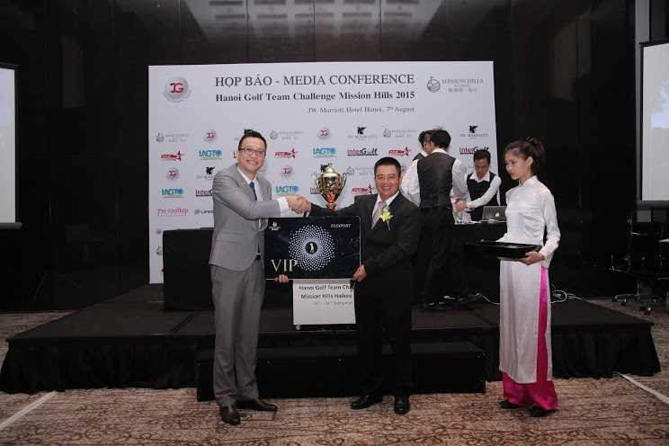 Đại diện của đơn vị tổ chức JG Golf, ông Gary Khor (trái) trao thẻ sự kiện cho đội trưởng Phạm Tiến Dũng