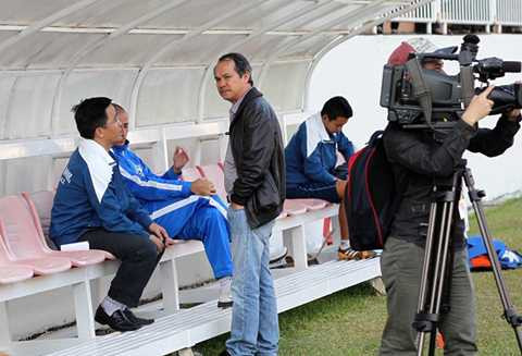 Trưởng đoàn Nguyễn Tấn Anh (bên trái) trao đổi cùng bầu Đức tại Pleiku - Ảnh: Minh Trần