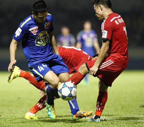 Công Phượng (44) chật vật đi bóng trước sự truy cản quyết liệt của 2 cầu thủ T.Quảng Ninh - Ảnh: Minh Tú