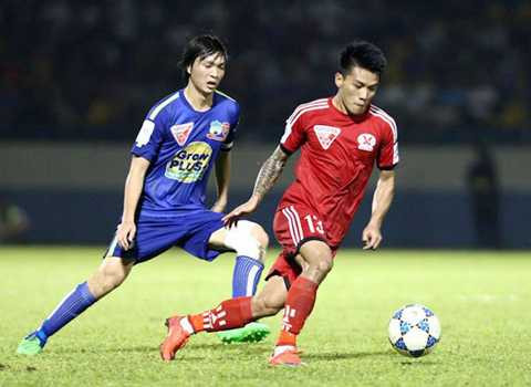 Cần thời gian để Tuấn Anh và các đồng đội học hỏi từ đàn anh như Quang Hải (áo đỏ) (Ảnh: Minh Tú)