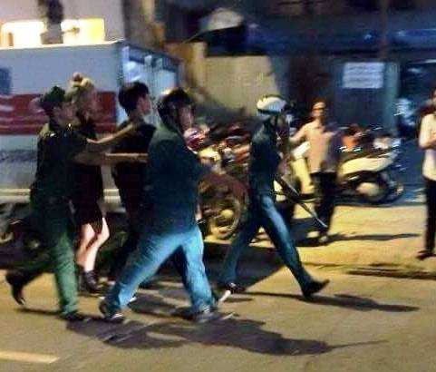 Các đối tượng quá kích lần lượt bị áp giải về phường Các đối tượng quá kích lần lượt bị áp giải về phường