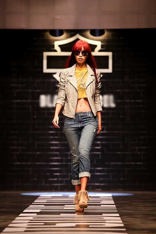 Hôn phu Olly bất ngờ làm người mẫu trong đêm diễn của Hà Anh