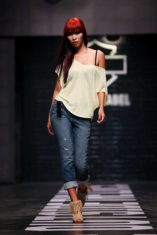 Hôn phu Olly bất ngờ làm người mẫu trong đêm diễn của Hà Anh