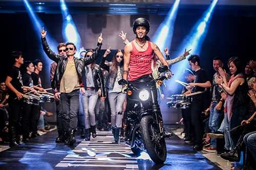 Hôn phu Olly bất ngờ làm người mẫu trong đêm diễn của Hà Anh