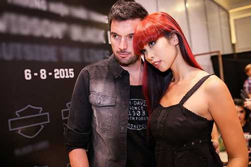 Hôn phu Olly bất ngờ làm người mẫu trong đêm diễn của Hà Anh