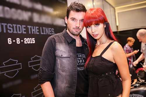 Hôn phu Olly bất ngờ làm người mẫu trong đêm diễn của Hà Anh